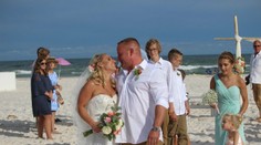 Svadba na pláži sa zvrtla: Ženích skočil do mora a zachránil topiaceho sa chlapca