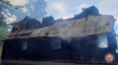 FOTO: Požiar pohltil chatu v rekreačnej oblasti pri Zvolene, úplne zhorela