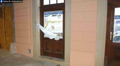 Výklad rozbil dlažbou. Zlodej si z levočskej záložne vzal šperky, spravil škodu za tisíce eur