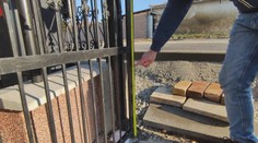 Firma čaká na obec, obec na ľudí a tí zas na starostku. Spor okolo chodníka pripomína Kocúrkovo