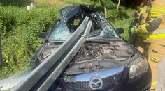 FOTO: Zvodidlo prerazilo celé auto a vyšlo cez strechu. Vodič zázrakom prežil, potom prišiel ďalší šok