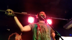 VIDEO: Rus sa na pódiu ukázal s lebkou. Chválil sa, že ide o zabitého obrancu z Azovstalu