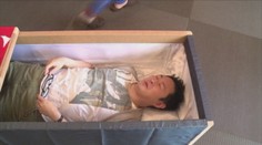 Aj pohreby podliehajú trendom. V Ázii si vlastný pohreb môžete najskôr vyskúšať