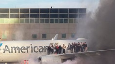 VIDEO: Dráma na palube lietadla. Cestujúcich evakuovali na krídlo horiaceho stroja