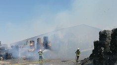 FOTO: Desiatky hasičov likvidujú požiar v Kostolných Kračanoch. Jedného z nich brali leteckí záchranári