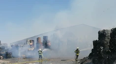 FOTO: Desiatky hasičov likvidujú požiar v Kostolných Kračanoch. Jedného z nich brali leteckí záchranári
