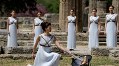 V Olympii zapálili oheň pre Rio spojením slnečných lúčov 11 kňažných