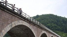 Číňania ukázali, ako sa autobus s Juhokórejčanmi zrútil z mosta