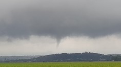 FOTO: Počas búrky sa nad Nitrou objavil vzdušný vír. Nad Kalváriou odfotili „tornádo v zárodku“