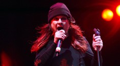 Preslávila ho aj historka, ako na pódiu odhryzol hlavu netopierovi. Ozzyho trápili Parkinson aj bolesti chrbtice