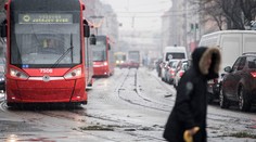 V Bratislave hlásia kolóny, Donovaly uzatvorili pre nákladiaky