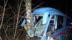 FOTO: Pod Strečnom sa zrazil autobus plný detí s autom