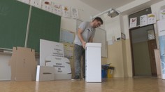 Hrmotali stoly a stoličky. Volebné miestnosti sú pripravené na prvé kolo prezidentských volieb