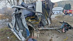 Vážna nehoda v Banskej Bystrici. Vlak narazil do autobusu, jedna osoba je ťažko zranená