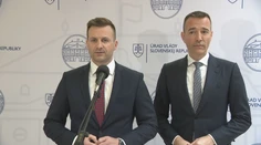 Vláda otvára dvere štátnym zamestnancom, aby súčasne podnikali. Podľa kritikov je to nahrávanie korupcii