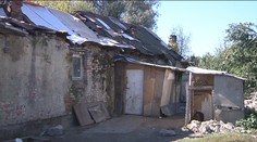 Zápach, kopy odpadu a večer otravné hulákanie. Čo s pozemkom, na ktorom stojí nelegálna osada?