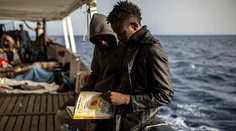 Loď s migrantmi, ktorú odmietli Taliansko a Malta, prijme Barcelona