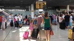 Dovolenkári čakali hodiny na svoj odlet. Nedočkali sa, presunuli ich na hotel