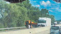 Vodiči, pozor. Diaľnica z Košíc do Prešova je po nehode kamiónov uzavretá