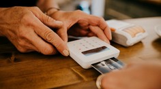 Na dovolenke plaťte kartou alebo mobilom: Odborníčka zo Slovenskej bankovej asociácie radí, ako platiť v zahraničí bezpečne a výhodne