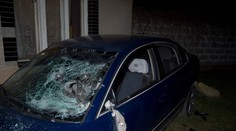 Po pijatike od nervov rozrúbal kamarátovi auto