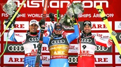 Mužské super-G na MS korisťou Parisa, o druhé miesto sa podelili dvaja pretekári