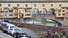 Vo Florencii sa prepadla časť nábrežia, majitelia hľadali autá v priekope