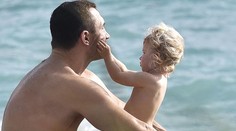 Kličko na pláži s rodinkou. Jeho dcérka už poriadne vyrástla