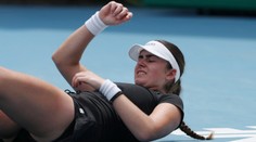 VIDEO: Obrovské bolesti a predčasný koniec. Tenistka na Australian Open opúšťala kurt na vozíku