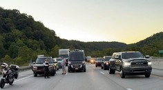 Útočník na diaľnici v Kentucky postrelil viacero ľudí, je na úteku