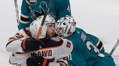 Víťazný debut Hitchcocka na striedačke Edmontonu, McDavid dal 100. gól v NHL