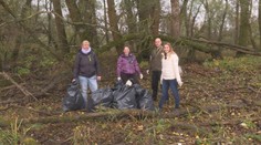 Partia dobrovoľníkov založila peknú tradíciu: Pred Vianocami upratujú aj v prírode