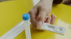 COVID je späť, na Slovensku sa šíria nové varianty. Bratislavská škola už musela zatvoriť triedu