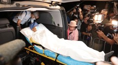 Hviezdu Tomb Raidera dobodali na pódiu. Video len pre silné žalúdky