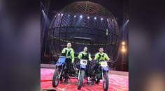 Hororová nehoda kaskadérov v cirkuse v Zlatých Moravciach. Motorkári do seba „vpálili“ počas vystúpenia