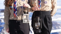 Betlehemské svetlo už žiari na Lomnickom štíte. Skautov potrápil vietor aj treskúca zima