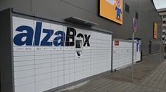 Otvorili 21 schránok balíkoboxu, keď ich chytila polícia. Našli sa aj drogy