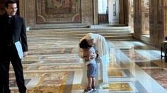 Gesto, ktoré dojalo celý svet. Malý chlapec sa rozbehol k pápežovi, ten spravil nečakaný krok