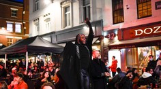 FOTO: Angličania sa po uvoľnení opatrení odviazali. Takto si užívali v uliciach