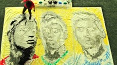 S futbalovou loptou dokáže namaľovať to, čo málokto rukou