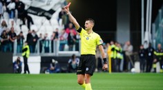 VIDEO: Nevkročil ani na hraciu plochu a už ho vylúčili. Španiel porušil zvláštne pravidlo