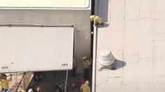 Kuriózny zásah hasičov: Nahá žena uviazla len v 20-centimetrovej medzere medzi dvoma budovami