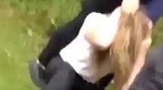 Malé dievčatá zmlátili spolužiačku, pretože sa im nepáčili jej tenisky