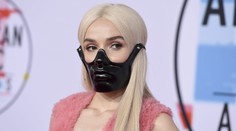 AMAs 2018: Toto má byť čo?! Speváčka v maske pripomínala psa s náhubkom