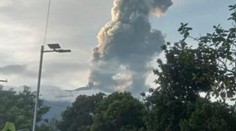 Na Filipínach opäť ožila sopka Kanlaon, chrlí obrovský mrak popola