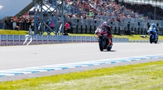 VIDEO: Austrálska divočina sa opäť nezaprela. Na Moto GP sa víťaz šprintu zrazil s votrelcom na trase