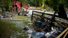 Voda so sebou odnášala aj domy. Počet obetí ničivých povodní v štáte Tennessee stúpol na 22