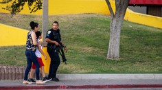 Päť mŕtvych a 21 zranených: Šialenec v Texase strieľal na ľudí z auta