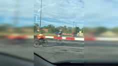VIDEO: Muž viedol dve deti cez spustené závory. Na železničnom priecestí riskoval ich životy