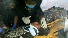 Osem dní po zemetrasení našli v sutinách a bahne živých troch ľudí